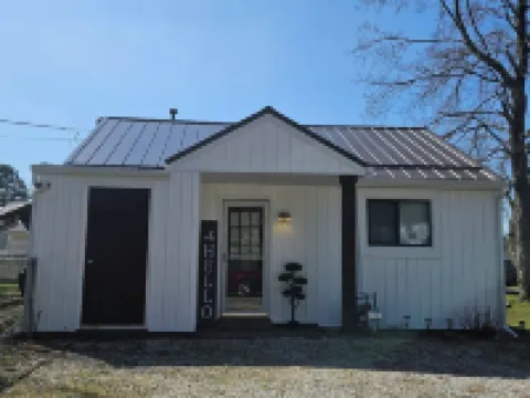 The White House w/ Hot Tub Portage Lakes Fenced Yard Pet-Friendly! 格林酒店