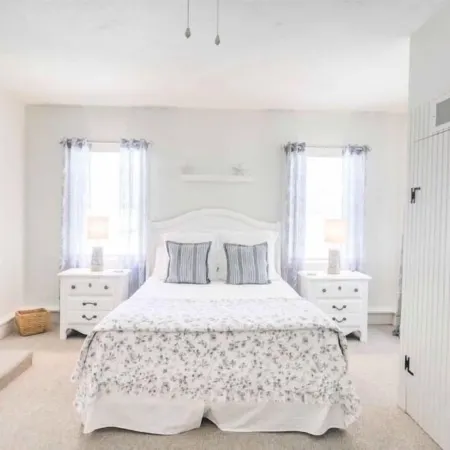 Cheerful 5 br Nantucket home; perfect for families