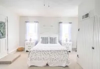 Cheerful 5 br Nantucket home; perfect for families