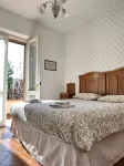 House surrounded by oak trees, ideal for families who like to relax.