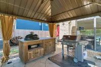 Huge Family Lakehouse · TWO Game Rooms, Fire Pit, Fishing, Kayaks, Pet Friendly