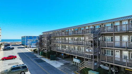Beautiful Oceanside Condo just steps away from the beach!