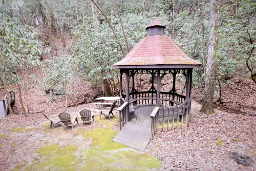 Whispering Creek on Brown Bear - Creekside Cabin