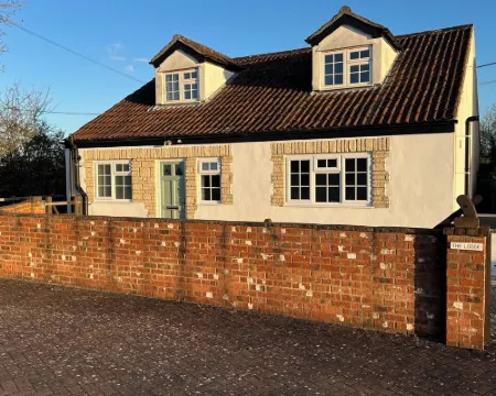 The Lodge, South Cotswolds, comfortable contemporary rural home, views, parking Hotels in Chippenham