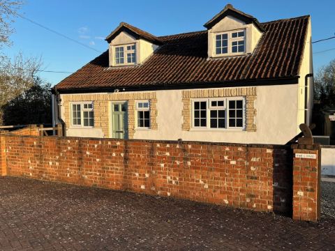 The Lodge, South Cotswolds, comfortable contemporary rural home, views, parking