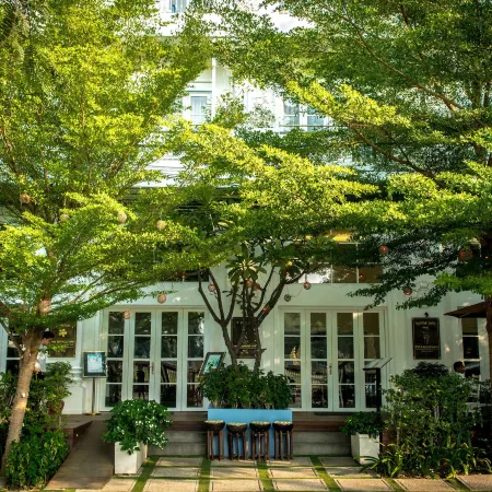 The Frangipani Royal Palace Hotel Отели рядом с достопримечательностью «Ват Оуналом»