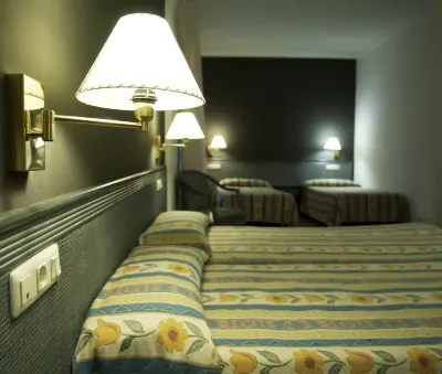 Hotel Santa Anna Hotels near Càmping Estartit