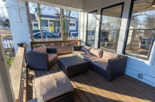 Modern Farmhouse Style, 4-bedroom home, downtown Durham, large private yard