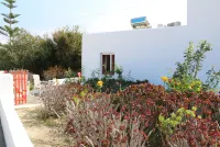 Flora's Red Studios Hotel in zona Firopotamos Beach