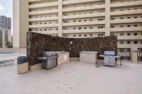 Bright Waikiki Studio Condo by RedAwning