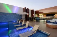 Oscar Hotel Executive - Pools