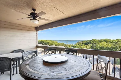 Table Rock Resorts at Indian Point Hotels near Indian Point Floating Cafe