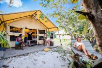 Barefoot Kuata Island Resort Các khách sạn gần Kuata Island