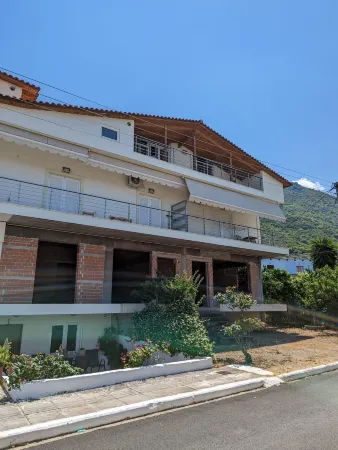 Samaras Apartments in Kamena Vourla Отели в г. Asproneri