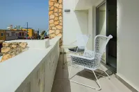 Phaedrus Living: City View Fountain Court 113