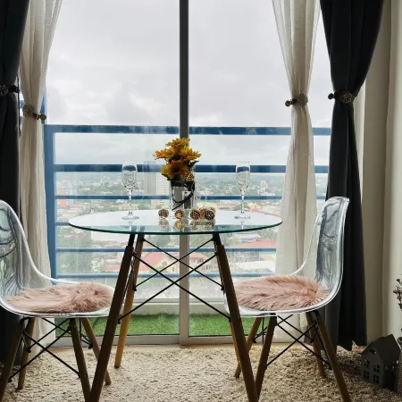 Bright Studio Sleeps 3 with Parking and City View