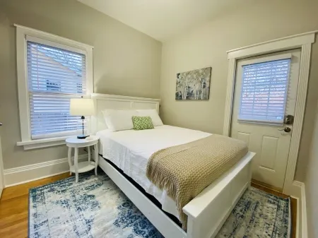 Stunning Bungalow Next to Unc - Free Cruiser Bikes! Отели рядом с достопримечательностью «Библиотека Хай Плейнс Лайбрари Дистрикт Сентенниал Парк»