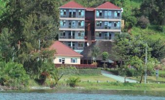 Twin and Intimate Room with Nice Balcony - View on the Lake