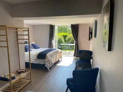 Brighouse Studio - Pet Friendly! - Free Parking Hotels near Halifax Road Yew Park