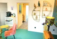BESOTEL Mettmann-schicke FeWo oder Apartments nähe Golfplatz Gruiten und Neandertal mit Glasfaser WLAN und Parkplatz-viele Schlafzimmer mit Bad en suite Hotels in Mettmann
