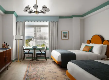 The Georgian Hotel Отели рядом с достопримечательностью «Museum of Flying»