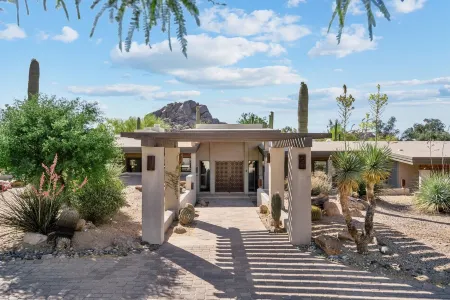 Vintage Classic Private Carefree Home