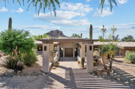 Vintage Classic Private Carefree Home