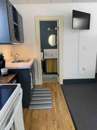 Cozy Studio 1/2 block to Church St & Shops-Pets