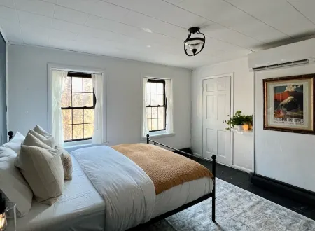 Historic house overlooking Rondout Creek Отели в г. Кингстон