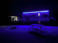 Cozy 2-bedroom RV with WiFi, AC, in charming Broken Bow ブロークン・ボウのホテル