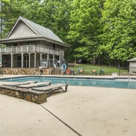 - NEWLY RENOVATED - cabin in gated, mountain community ~ sleeps 6 ~ wifi
