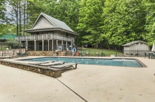 - NEWLY RENOVATED - cabin in gated, mountain community ~ sleeps 6 ~ wifi