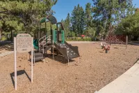 Enchanting Forest Views and Resort Amenities - Charming Nature Retreat Hôtels à : Comte de Deschutes