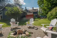 Historic Nautical Charm with Fire Pit - Charming Cottage Hotels in North Stonington