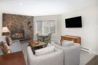 A/C, Outdoor Hot Tub, and Pool - Stunning Mountain Retreat