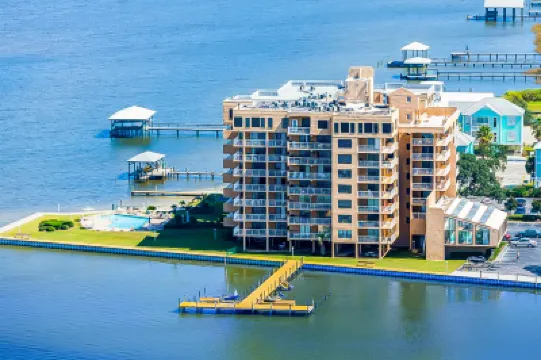 6th-Ffoor waterfront condo w/ith pool & balcony - snowbird-friendly Hotels in 