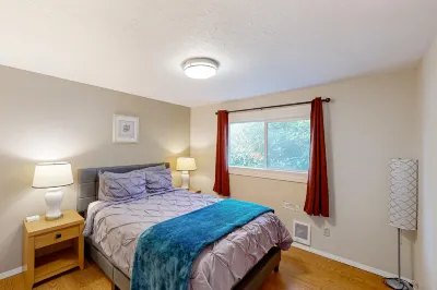 Dog-friendly duplex in the Heart of Nye beach near the beach & downtown 뉴포트 호텔