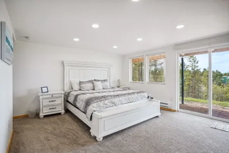 Expansive Outdoor Deck and Relaxing Hot Tub - Unique Scenic Retreat Отели в г. Дивайд