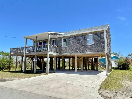 Scenic Wraparound Deck and Screened Porch - Charming Coastal Haven Отели в г. Окракок