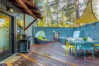 Dog-friendly home with private hot tub, fast WiFi, gas fireplace & SHARC passes Hotels in Sunriver