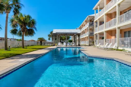 Pool Access and Direct Beach Access - Charming Gulfview Getaway