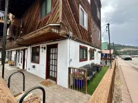 Open Floor Plan and Grassy Area - Charming Escape Hotels in Red River