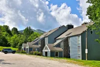 Seasonal Outdoor Pool and Forest Views - Cozy Charming Retreat Hotels in Killington