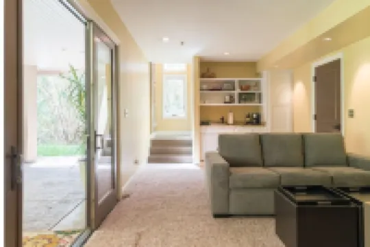 Large Garden Suite with private entrance and two bathrooms 17-0015