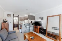 Comfortable ground-level studio w/ mountain views -walk to the bus stop