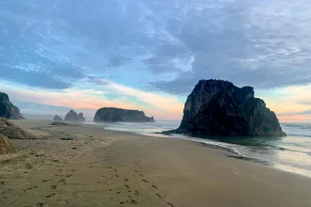 Stylish house w/hot tub, fireplace, game room, beach access, sunset/ocean views