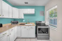 Modern Amenities and Cozy Living Space - Charming Tropical Retreat