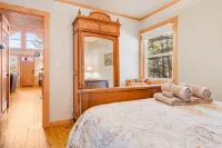 Mountain Views and Scenic Trails - Charming Red Cabin Escape