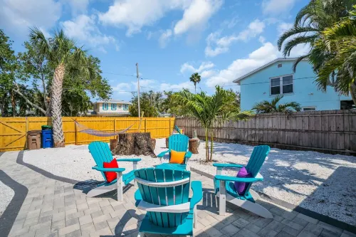 Modern Beach Getaway –Newly Remodeled, Hammock, Patio & Stroll to White Beaches.
