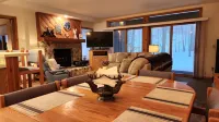 Southridge #9 - Ski-in/ski-out at base of Nub's Nob - Sleeps 6 Hotel a Pleasantview Township